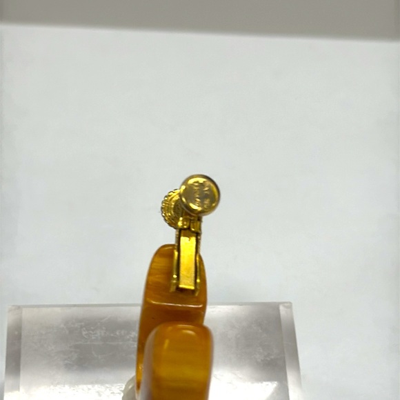 Vintage US Patent Number 3.176.475 Gold Tone Amber Screw Back Hoop Earrings - Picture 10 of 16